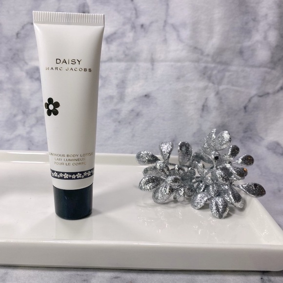Marc Jacobs Daisy Luminous Body Lotion, Floral, NEW - 1.0 oz. 30 ml. - Picture 2 of 10